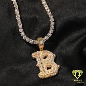จี้เพชรโมอิสซาไนต์รูปตัวอักษร B พร้อมสร้อยคอแบบ Iced Out ประดับเพชรทรงกลม พร้อมสร้อยเทนนิสเคลือบทอง - Product Image 2
