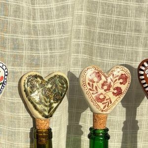 Bouchon de bouteille de vin en céramique unique, fait main, décoratif, scellant en liège, design personnalisé, accessoire de bouteille pour la vente en gros aux bars à vin - Product Image 5