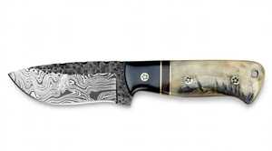 Cuchillo de exterior de acero de Damasco hecho a mano con acabado rugoso martillado y mango de cuerno, hueso y madera. - Product Image 3