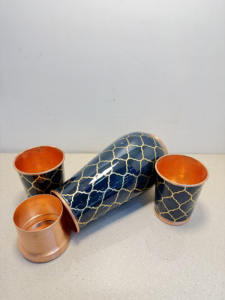 Ensemble de bouteilles en cuivre noir à motif treillis avec tasses assorties, flacon de service artisanal, vaisselle réutilisable, cadeau personnalisé, vente en gros - Product Image 6