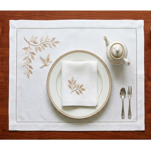 Ensemble de sets de table et de serviettes personnalisés en coton beige brodé motif branche et oiseau, avec ourlet festonné, lavable en machine, pour la maison et les fêtes - Product Image 1