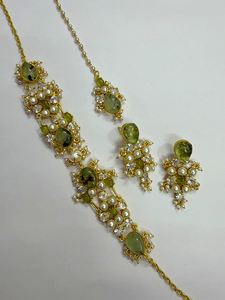 Collier ras du cou en pierre précieuse de préhnite naturelle, fait main, plaqué or 18 carats, avec boucles d'oreilles pendantes et Maangtika, bijoux de mariage - Product Image 1