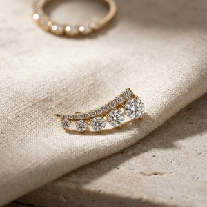 Boucles d'oreilles pour femmes en or jaune 9k 10k, diamant de laboratoire taille brillant rond, style luxe, bijoux pour usage quotidien, Mantra Diamond - Product Image 3