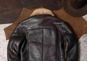 Chaqueta bomber premium de piel de oveja auténtica para hombre, color marrón, con cuello vuelto, cremallera frontal y forro de piel sintética. - Product Image 4