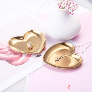 Plateau à bijoux en métal en forme de cœur, design minimaliste poli, durable, pour bagues, boucles d'oreilles, colliers, cadeau de mariage, bol décoratif - Product Image 4