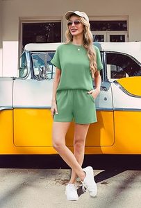 Ensemble de t-shirt et short de sport pour femmes, design tendance, pour la course à pied et la salle de sport, personnalisable - Product Image 3
