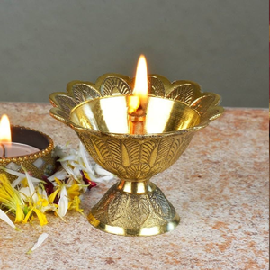 ตะเกียงทรงกระบอกสีทองอร่ามแบบราชวงศ์ พร้อมฝาครอบแก้วและลวดลายตกแต่งแบบริบบิ้น มีจำหน่ายในราคาขายส่ง - Product Image 4