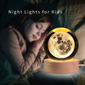 Cadeaux artistiques très demandés : Lampe de table LED en verre avec boule de cristal 3D en forme de lune et base en bois pour la décoration intérieure – En vente - Product Image 5