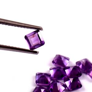 Lote al por mayor de piedras preciosas sueltas de amatista africana natural de 6x6 mm, talla Asscher, facetadas, calibradas, calidad AAA++ para fabricación de joyas. - Product Image 3