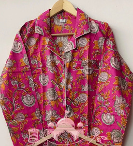 Ensemble de pyjama pour femmes en coton pur de qualité supérieure, imprimé à la main avec des motifs floraux Jaipuri, chemise à manches longues à col boutonné et pantalon de pyjama - Product Image 1