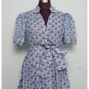 Robe midi florale Kangura pour femme, 100 % coton écologique, style Kangura, col en V, manches courtes, boutons décoratifs, lavable. - Product Image 4