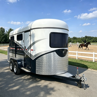 Remorque pour chevaux 3HAL-S à chargement par le haut, éclairage extérieur, rangement supérieur, boîte à équipement pivotante, aération de toit, fenêtre de caravane