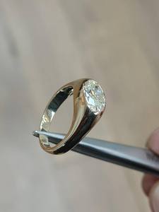 Bague pour femme SATVIK RATNA 2CT avec diamant ovale de laboratoire, sertissage moderne lisse, bande sculpturale épaisse, or 10K/14K/18K - Product Image 2
