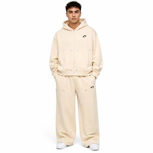 Ensemble de survêtement deux pièces en coton épais pour homme, avec sweats à capuche et pantalons de survêtement à jambe large entièrement cloutés, poches utilitaires, logo personnalisé, vente en gros OEM - Product Image 1