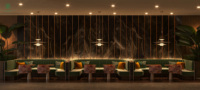 Comptoir de bar intérieur de luxe pour espace lounge en bord de mer, vitrine à vin rétroéclairée, décoration artistique de plafond pour projet de restaurant ou bar