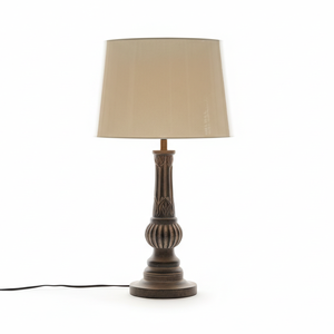 Lampe de table classique en bois 2026 avec base décorative tournée, abat-jour en tissu neutre et base ronde stable, conçue pour la chambre à coucher - Product Image 2