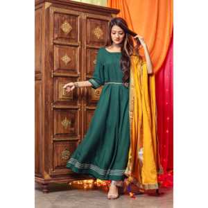 Costume de travail en satin vert chaud avec dupatta jaune, taille XS - Product Image 4