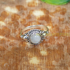 Bague ethnique vintage faite à la main en argent sterling 925 avec pierre de lune naturelle pour femme – Bijou en argent avec cabochon ovale en pierre précieuse - Product Image 4