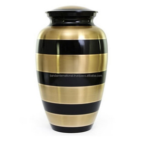 Urnes funéraires en laiton classiques et de haute qualité avec design de fleurs couleur or et noir fini pour les cendres humaines - Product Image 3