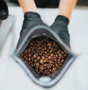 Granos de Café Robusta de Vietnam, tamaño 14, Tostados y Empacados para Distribución y Exportación Comercial de Café - Product Image 1
