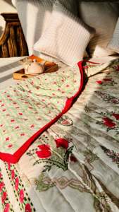 Ensemble de courtepointes design à motifs de petites fleurs roses imprimées à la main, 100% coton, pour la maison et la décoration d'hôtel - Product Image 1