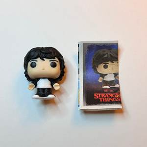 Offre Spéciale Prix Usine : Lot de Œufs Kinder Joy Stranger Things avec Figurines Funko Pop Surprise et Jouets en Chocolat à Collectionner – Coffrets Cadeaux - Product Image 2