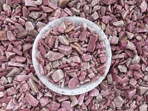 Vente en gros de copeaux d'opale rose polie, pierres d'agate concassées 3-5 mm pour la décoration de la maison et les fêtes, achetez en ligne chez AMAYRA CRYSTALS EXPORTS - Product Image 6