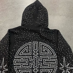 Sudadera con capucha negra para hombre con cremallera y pedrería, estampado de letras góticas, estilo oversize, streetwear - Product Image 3
