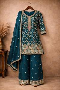 Traje Chinon de talla única con pantalones palazzo cosidos y bordados para uso indio y pakistaní. - Product Image 4