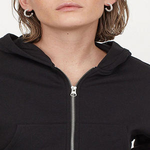 Sudaderas con capucha más vendidas, sudaderas con capucha cortas con cremallera completa para mujer, sudaderas con capucha personalizadas para mujer en color negro disponibles según su demanda. - Product Image 3