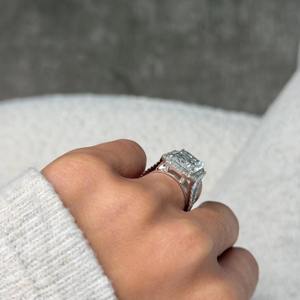 Bague en diamant de laboratoire taille radiant de 9,00 carats - Halo pavé et sangle pavé fendue - Certifiée IGI - Or blanc 18 carats - Product Image 5