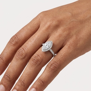 Anillo de compromiso de platino para mujer con diamante de corte marquesa de 2 quilates, estilo clásico con halo y diamantes laterales, certificado por GIA - Product Image 3