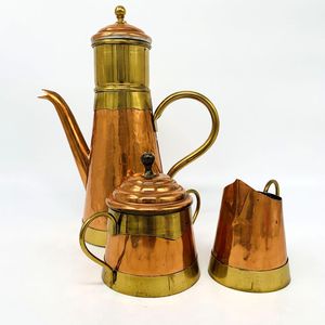 Cafetière arabe traditionnelle en cuivre de qualité supérieure, conçue pour servir du café arabe authentique avec un design élégant - Product Image 6