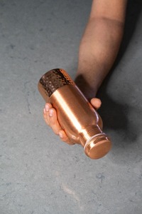 Botella de Cobre con Diseño Clásico, Grabada, Martillada, Ecológica, para Ayurveda, Bodas y Viajes, de Diamond Copper Bottle Antique Creations - Product Image 5