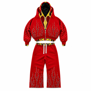 Conjunto de sudadera con capucha roja de dos piezas para hombre, con sudadera corta con cremallera y gráfico de diamantes de imitación, pantalones deportivos a juego, ropa informal de calle. - Product Image 3