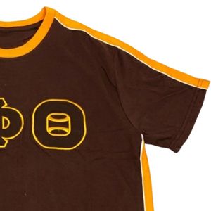 Camiseta Premium Iota Phi Theta Marrón Dorado, Ropa Griega, Camiseta de Fraternidad, Estilo Casual, Corte Clásico, Uso Diario - Product Image 4
