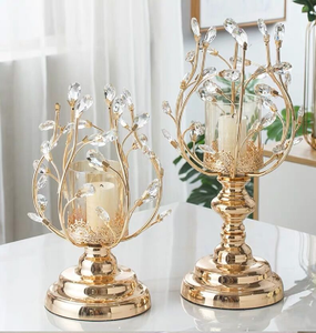 Porte-bougies festifs en forme de gobelets dorés avec décorations de verdure et de rubans. Style élégant disponible à prix de gros. - Product Image 4