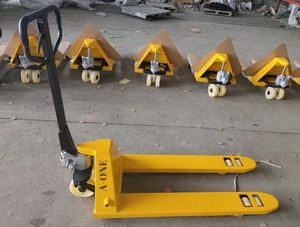 Transpaleta Manual Ergonómica de 2.5 Toneladas - Estructura de Acero Resistente con Bomba Alemana para un Uso Seguro - Product Image 2