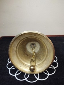 Campana de mano de latón de calidad con mango de madera para llamadas de recepción, rituales domésticos y sonido nítido. Campanas de mano de latón de marca. - Product Image 4