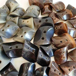 Botones de cuerno de búfalo natural duraderos con grano único y elegante decoración de pedrería para abrigos de invierno y proyectos de manualidades - Product Image 3