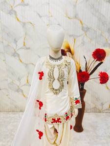 Ensemble élégant de kurta/kurti en crêpe naturel lourd pour enfants, avec broderie riche et dupatta imprimée en organza pour Diwali - Product Image 4