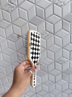 Nouvelle brosse à cheveux en bois et cuir, faite à la main par un designer, avec un motif à carreaux noir et blanc, design minimaliste
