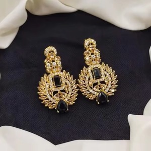 Boucles d'oreilles fleuries plaquées or avec pierres en zircon vert, style ethnique vintage Jhumka pour femmes, parures de bijoux pour mariage et fêtes - Product Image 3