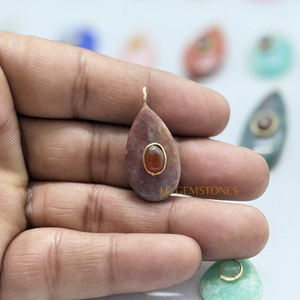 Colgante de Piedra Preciosa Lapislázuli en Forma de Lágrima Chapado en Oro de 18k con Pequeños Dijes de Piedra Doble Cornalina con Bisel - Product Image 4