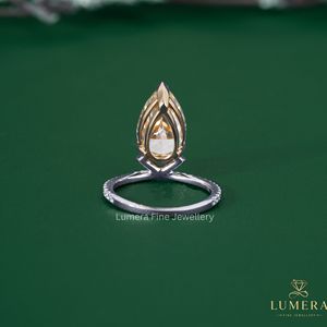 Anillo de Compromiso Solitario con Diamante Amarillo Tallado en Pera, Oro Blanco con Banda Pavé, Estilo Clásico para Mujer, Lumera Fancy - Product Image 2