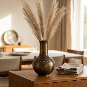 Jarrón de Mesa de Latón Hecho a Mano de 13 cm, Latón Antiguo con Doble Hilera Perforada, Banda Perforada Sitara, Decoración Metálica Mediana para el Hogar, Hotel, Boda - Product Image 1