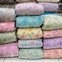 Tissu non tissé doux au toucher, respirant, antistatique, anti-peluchage, brodé de perles florales, pour vêtements de mariage, décoration intérieure et articles pour filles