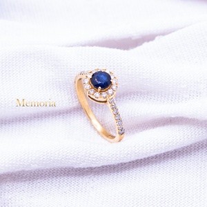 Bague de fiançailles en or jaune massif 18 carats avec halo de saphirs bleus naturels et diamants, bijoux fins pour femmes, Memoria Jewels - Product Image 1