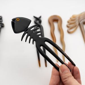 Horquilla para el Cabello Hecha a Mano con Cuerno de Búfalo, Diseño de Pez Negro Tallado en Forma de Animal, Artesanía Natural - Product Image 3
