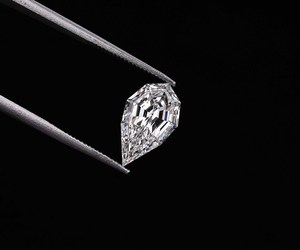 OM GEMS Diamant de laboratoire fantaisie en forme de poire de 1,60 ct, clarté IGI VVS-VS, percé au laser, couleur E, pour la fabrication de bijoux - Product Image 2